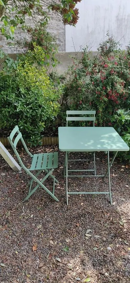Scandinave - Proche Gare & Centre-Ville - Stationnement - Cour Interieure Table & Chaises Saint-Brieuc Apartment